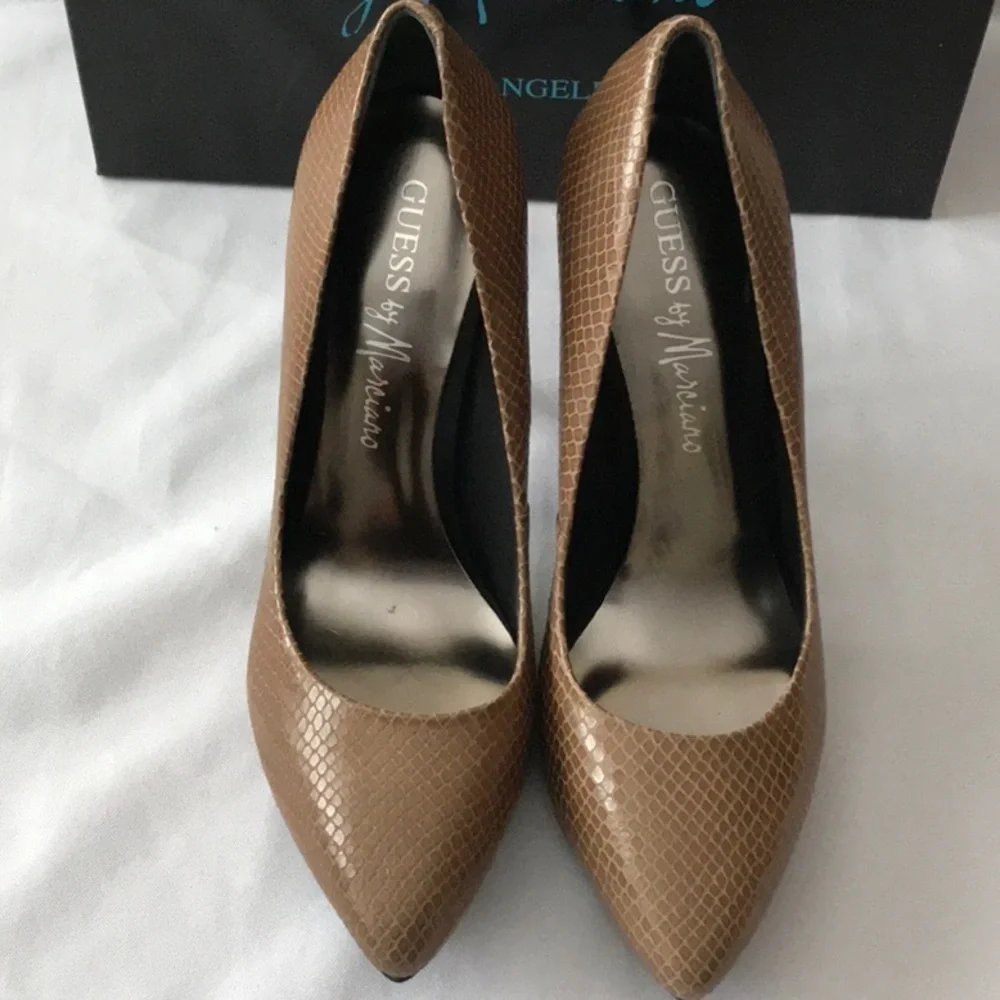 NEW GUESS BY MARCIANO FLORENCE SNAKE PRINT PUMPS